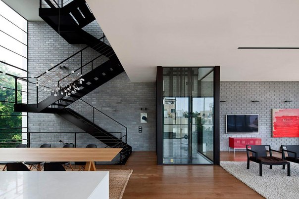 Архитектурная студия Pitsou Kedem выполнила дизайн городского частного дома в Тель-Авиве. Проект имеет вертикальную пятиэтажную планировку, просторный бассейн и выполнен в чистом элегантном современном стиле.