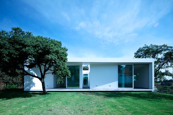 Архитектурная студия Jorge Hernandez de la Garza выполнила дизайн частного дома в районе крутого склона к северу от Мехико.