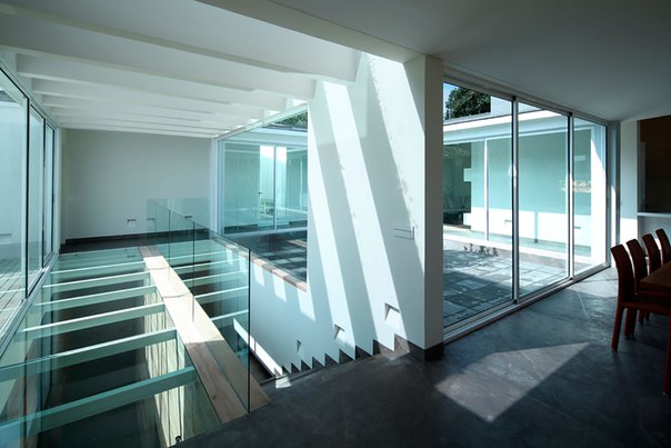 Архитектурная студия Jorge Hernandez de la Garza выполнила дизайн частного дома в районе крутого склона к северу от Мехико.