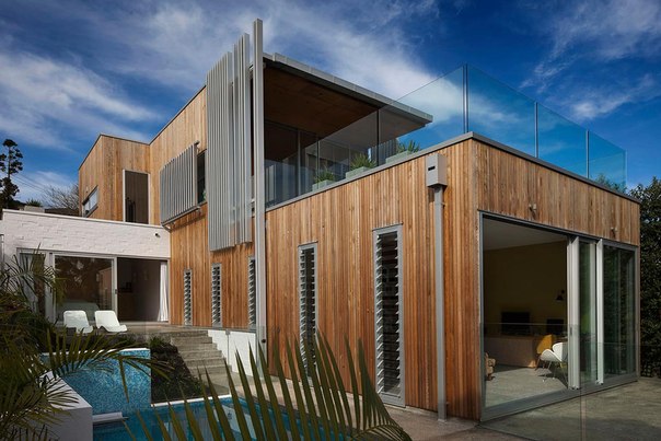Архитектурная студия Bossley выполнила дизайн современного частного дома на склоне в центре Херн-Бей, Окленд, Новая Зеландия. В дизайне интерьера использована потрясающая коллекция владельца из мебели, искусства и керамики 1950-1960 годов.