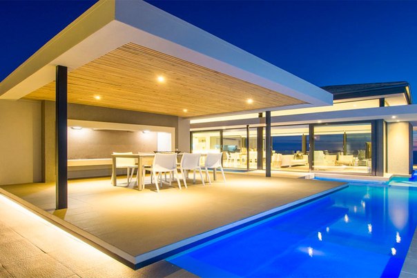 Архитектурная студия StudioWJ выполнила дизайн современного пляжного дома Ven на берегу залива Моссел, Южная Африка. Этот двухэтажный дом имеет просторные внутренние и внешние пространства для жизни и отдыха. Во внутреннем дворике обустроен большой бассейн. Огромные стеклянные стены позволяют получить максимум естественного освещения и обеспечивают потрясающий вид на береговую линию и внутренний двор.