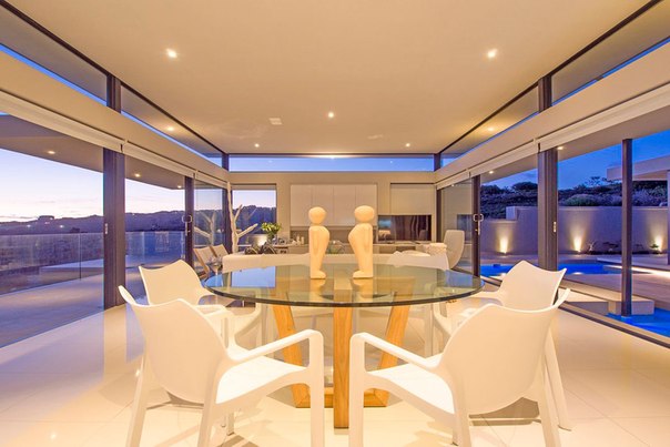 Архитектурная студия StudioWJ выполнила дизайн современного пляжного дома Ven на берегу залива Моссел, Южная Африка. Этот двухэтажный дом имеет просторные внутренние и внешние пространства для жизни и отдыха. Во внутреннем дворике обустроен большой бассейн. Огромные стеклянные стены позволяют получить максимум естественного освещения и обеспечивают потрясающий вид на береговую линию и внутренний двор.