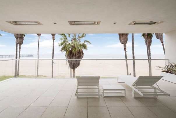 Архитектурная студия Dan Brunn выполнила дизайн частного дома Flip Flop на побережье Венеции, Калифорния. Дом спроектирован для пары увлечённой фотографией и современным искусством. В дизайне использована популярная минималистская схема белый + серый с обильным использованием стекла и глянцевых поверхностей.