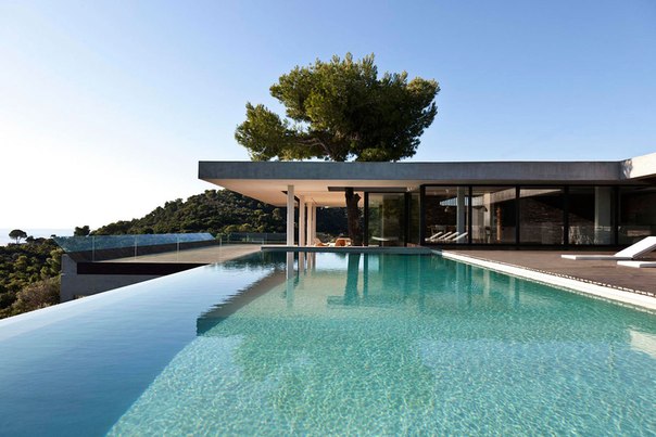 Архитектурная студия K Studio выполнила дизайн современного частного дома на острове Скиатос, Греция. Проект дома объединяет удачно внутреннее и внешнее пространство для максимального комфорта.