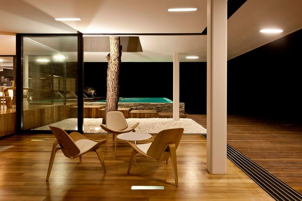 Архитектурная студия K Studio выполнила дизайн современного частного дома на острове Скиатос, Греция. Проект дома объединяет удачно внутреннее и внешнее пространство для максимального комфорта.
