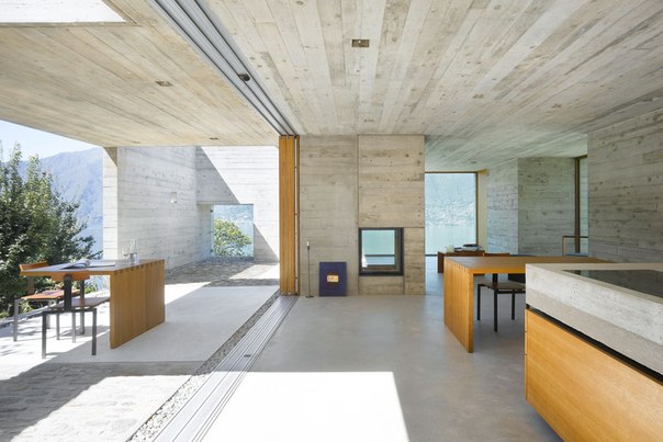 Архитектурная студия Wespi de Meuron выполнила дизайн частного дома из бетона на крутом склоне в Швейцарии для двух человек и их гостей.