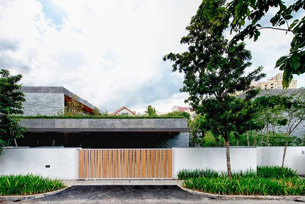 Сингапурская архитектурная студия FARM выполнила дизайн частного дома Wall для двух семей — родителей и одного из их детей.