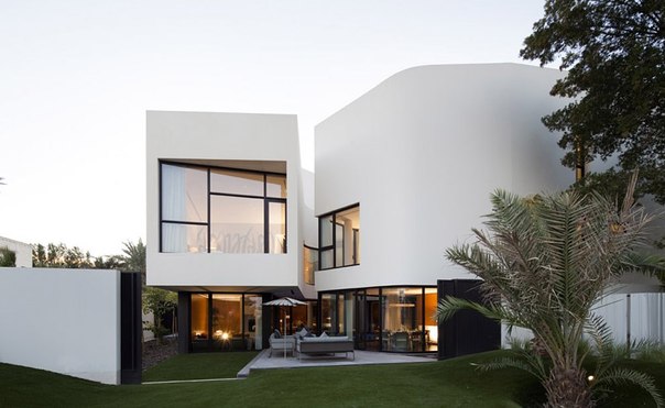 Архитектурная студия AGi выполнила дизайн частного дома Mop в Кувейте.