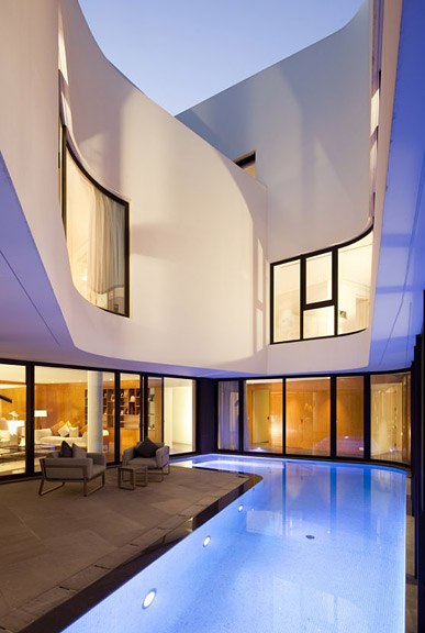 Архитектурная студия AGi выполнила дизайн частного дома Mop в Кувейте.
