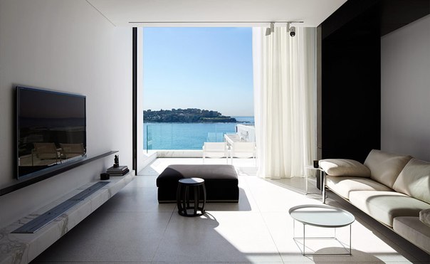 Архитектор Katon Redgen Mathieson выполнил дизайн частного дома на пляже Бонди в Сиднее. Этот четырёхэтажный дом расположен на небольшом узком участке земли площадью 120 м² и разработан с целью получения максимальной жилой площади.