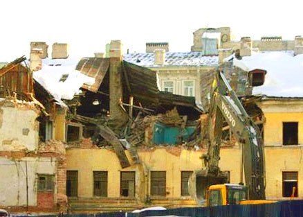 Смольный утвердил программу расселения аварийных домов на 2013 год.