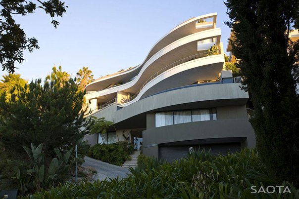 Архитектурные студии SAOTA и OKHA совместно выполнили дизайн частного дома с бассейном на крыше La Grande Vue 5A в Кейптауне, Южная Африка.