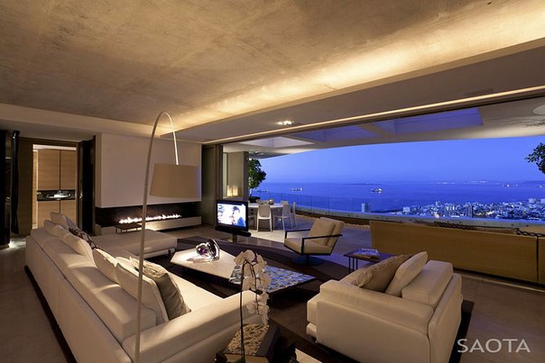 Архитектурные студии SAOTA и OKHA совместно выполнили дизайн частного дома с бассейном на крыше La Grande Vue 5A в Кейптауне, Южная Африка.