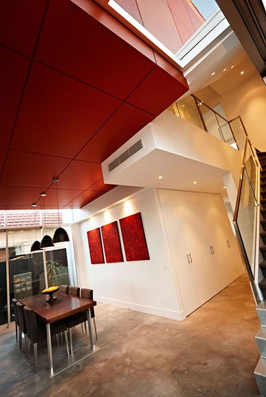Архитектурная студия LSA выполнила дизайн частного дома на улице South Yarra в Мельбурне, Австралия.