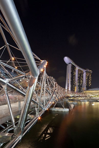 #Архитектурные #студии #Cox и #Architects 61 выполнили дизайн пешеходного #моста #Helix в #Сингапуре, соединяющего городской район с комплексом #отеля Marina Bay Sands.