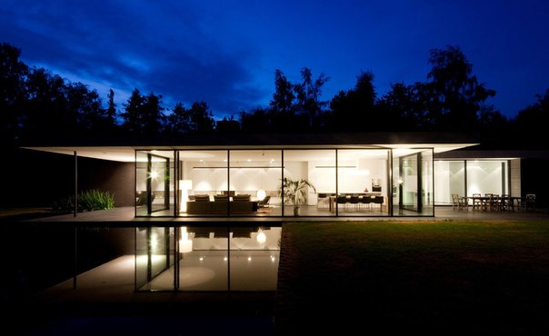 Архитектурная студия HVH выполнила дизайн частного дома в Кербергене, Бельгия.