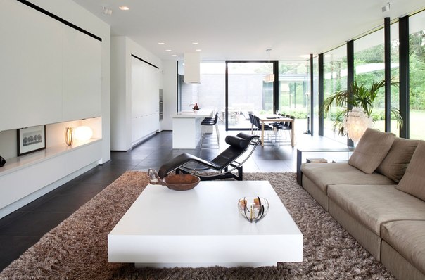 Архитектурная студия HVH выполнила дизайн частного дома в Кербергене, Бельгия.
