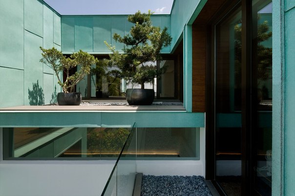 Архитектурная студия K2Ld выполнила дизайн частного дома с зелёным медным фасадом и видом на роскошный парк в Сингапуре.