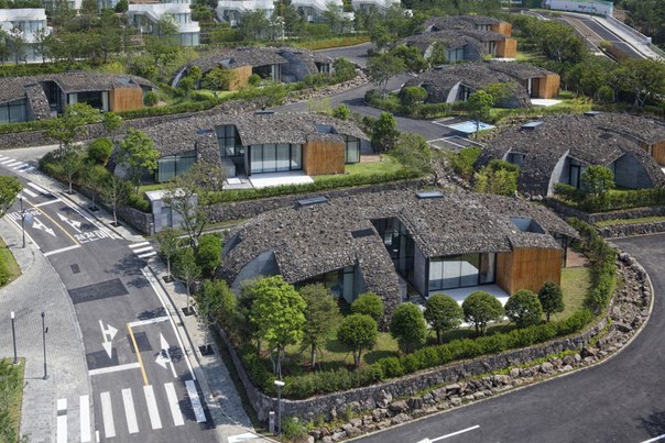 Архитектурная студия Kengo Kuma выполнила дизайн нового блока частных резиденций курорта Lotte Jeju Resort Art Villas в Южной Корее.