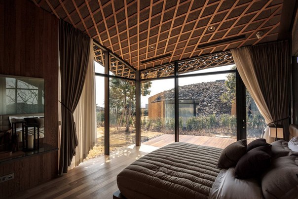Архитектурная студия Kengo Kuma выполнила дизайн нового блока частных резиденций курорта Lotte Jeju Resort Art Villas в Южной Корее.