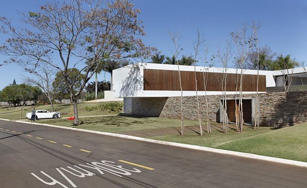 Архитектурная студия Guilherme Torres представила Curated.ru проект частного дома SN в Лондрине, Бразилия.