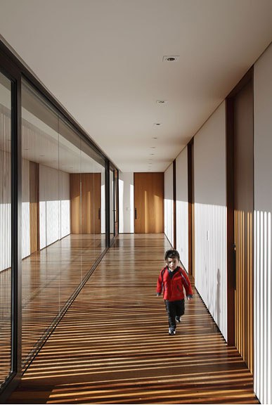 Архитектурная студия Guilherme Torres представила Curated.ru проект частного дома SN в Лондрине, Бразилия.