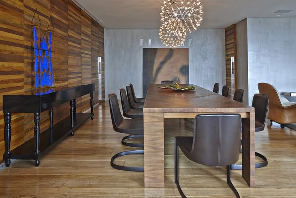 Архитектор David Guerra выполнил дизайн интерьера роскошной квартиры в Белу-Оризонти, Бразилия, используя различные текстуры дерева в контрасте с серым фоном и акценты ярко синего и жёлтого цвета.