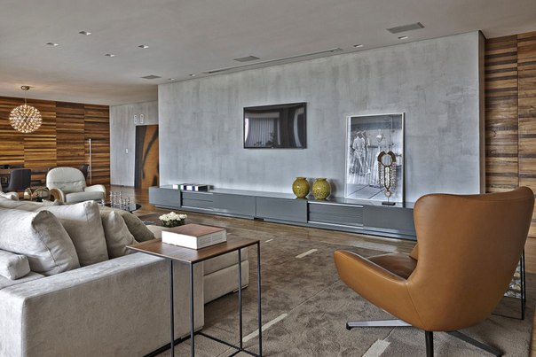 Архитектор David Guerra выполнил дизайн интерьера роскошной квартиры в Белу-Оризонти, Бразилия, используя различные текстуры дерева в контрасте с серым фоном и акценты ярко синего и жёлтого цвета.