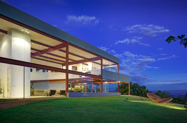 Архитектурная студия Denise Macedo выполнила дизайн частного дома для созерцания окружающих долин и синих гор Минас- Жерайс, Нова-Лима, Бразилия.