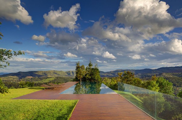 Архитектурная студия Denise Macedo выполнила дизайн частного дома для созерцания окружающих долин и синих гор Минас- Жерайс, Нова-Лима, Бразилия.