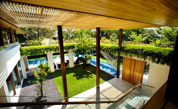 Архитектурная студия Guz Architects выполнила дизайн частного дома Tangga с большим внутренним двором.