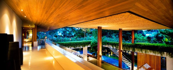 Архитектурная студия Guz Architects выполнила дизайн частного дома Tangga с большим внутренним двором.