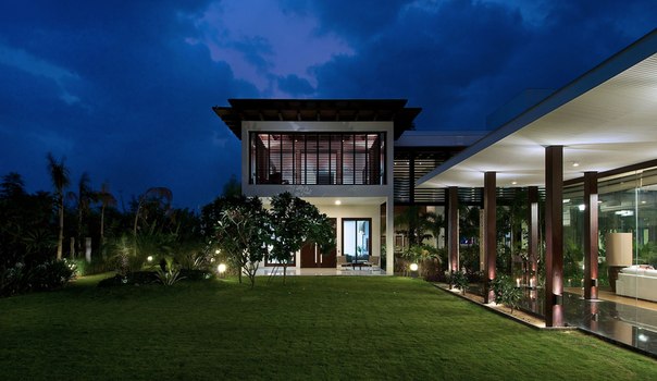 Архитектурная студия Hiren Patel выполнила дизайн частного дома Frill с роскошными садами в Индии.