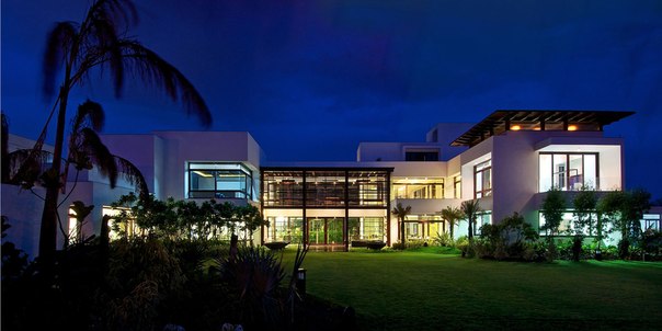 Архитектурная студия Hiren Patel выполнила дизайн частного дома Frill с роскошными садами в Индии.