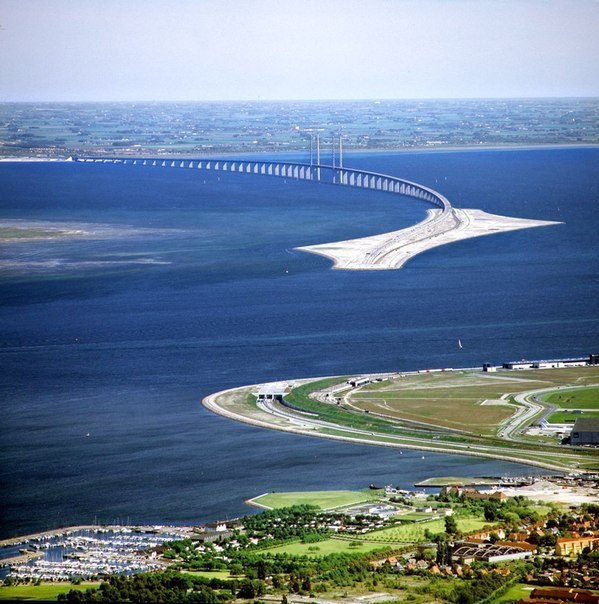 Мост, соединяющий Данию со Швецией. Часть моста находится под водой, чтобы не мешать проходу кораблей. Браво инженерам!