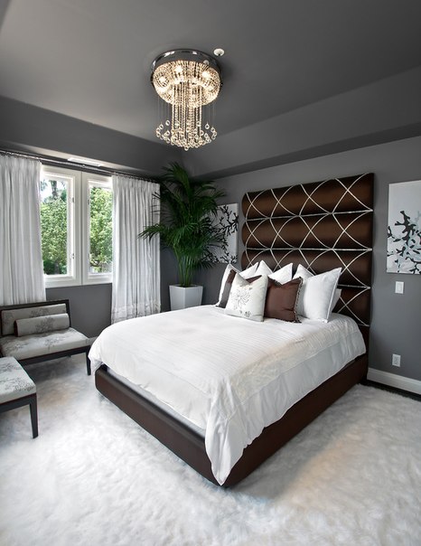 Необычное сочетание цветов тепло-шоколадного и строго-серого создают особую атмосферу в спальне.