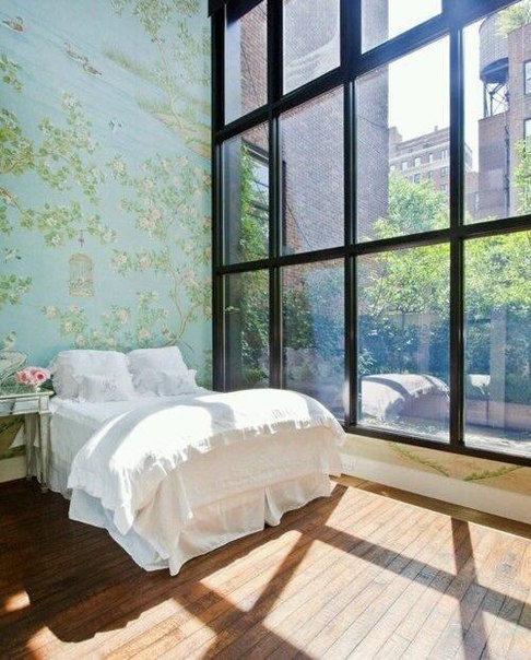Панорамное окно на всю стену в спальне.