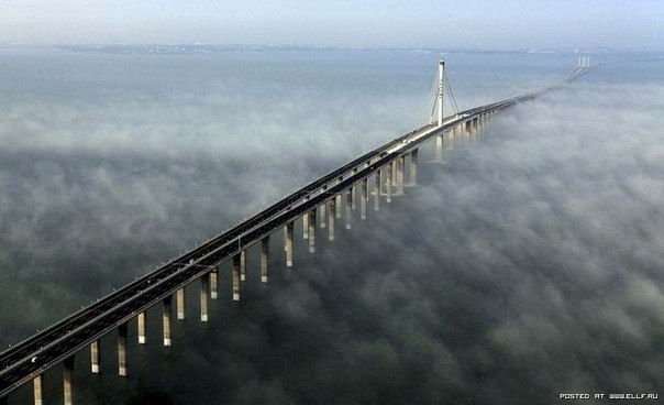 Мост пересекающий залив Ханчжоу в Восточно-Китайском море, а также реку Цяньтан, является самым длинным мостом в мире (по морю), длина моста составляет 36 км. Самый длинный мост в мире Ханчжоу Бэй (Hangzhou Bay), помимо своей длины, является также одним из красивейших мостов мира.