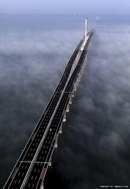Мост пересекающий залив Ханчжоу в Восточно-Китайском море, а также реку Цяньтан, является самым длинным мостом в мире (по морю), длина моста составляет 36 км. Самый длинный мост в мире Ханчжоу Бэй (Hangzhou Bay), помимо своей длины, является также одним из красивейших мостов мира.