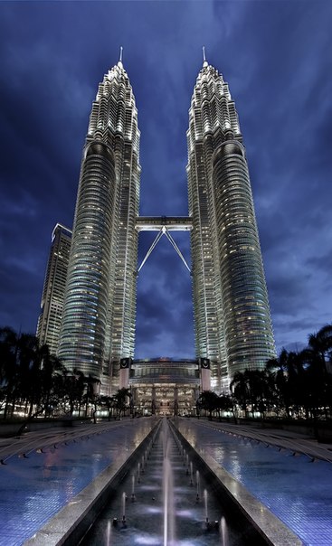 Петро́нас — 88-этажный небоскрёб. Высота — 451,9 метров. Находится в столице Малайзии Куала-Лумпуре. В проектировании небоскрёба участвовал премьер-министр МалайзииМахатхир Мохамад, который предложил построить здания в «исламском» стиле. Поэтому в плане комплекс представляет собой две восьмиконечные звезды, а архитектор добавил полукруглые выступы для устойчивости.
