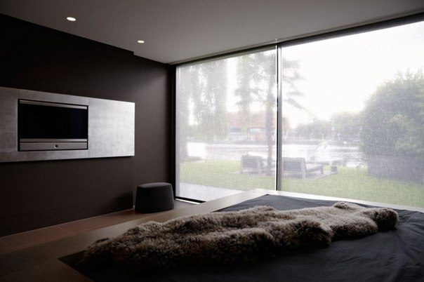Спальня с панорамными окнами.