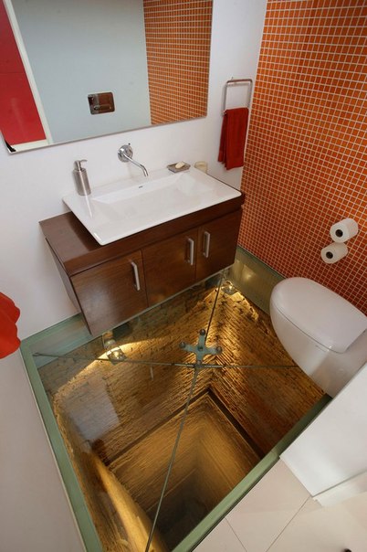 Туалет со стеклянным полом в шахте лифта;)