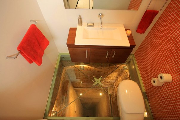 Туалет со стеклянным полом в шахте лифта;)