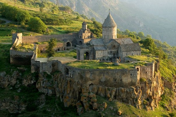 Древняя армянская крепость на скале.