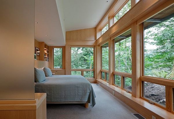 Роскошная спальня с панорамными окнами.