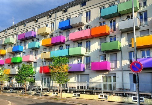 Дом с разноцветными балконами