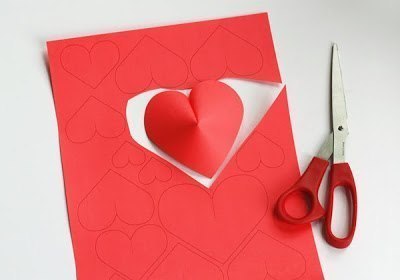 Декорируем стены сердцами ко дню Св. Валентина.
