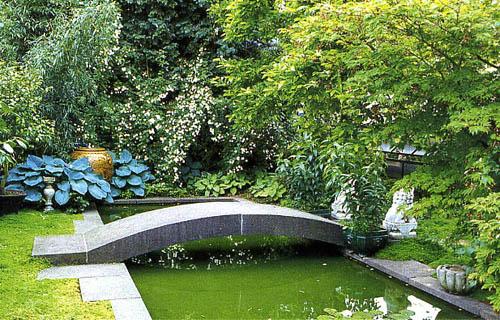 Одним из самых сложных элементов в плане эстетики и философичности в японском саду можно назвать мосты и мостики. Выполненные в воде различных фигурок и ансамблей, они осуществляют свою основную функцию — уравновешивают энергетику в некоторых особенно неблагополучных местах.