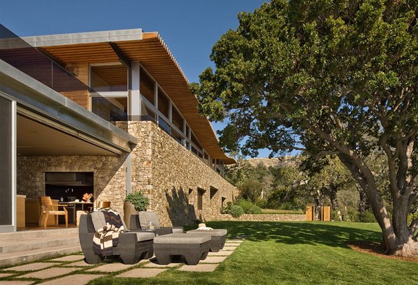 Архитектурная студия Carver + Schicketanz выполнила дизайн частного дома Coastlands на тихоокеанском побережье Калифорнии Биг-Сур.