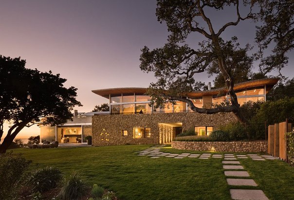 Архитектурная студия Carver + Schicketanz выполнила дизайн частного дома Coastlands на тихоокеанском побережье Калифорнии Биг-Сур.
